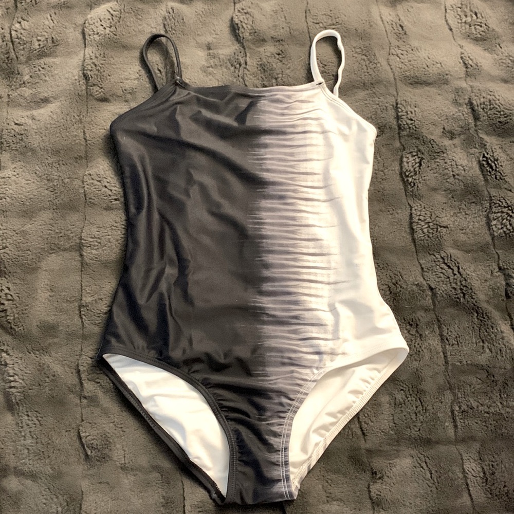 Black and white one sieve bathing suit